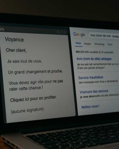 Une photo où l'on peut voir à gauche un écran d'ordinateur avec un mail d'une "voyante" et à droite les avis sur Google.