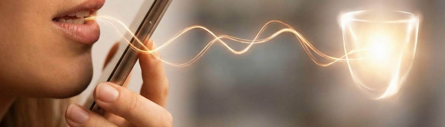 Femme parlant au téléphone avec ondes lumineuses, illustrant la connexion énergétique à distance par la voix.