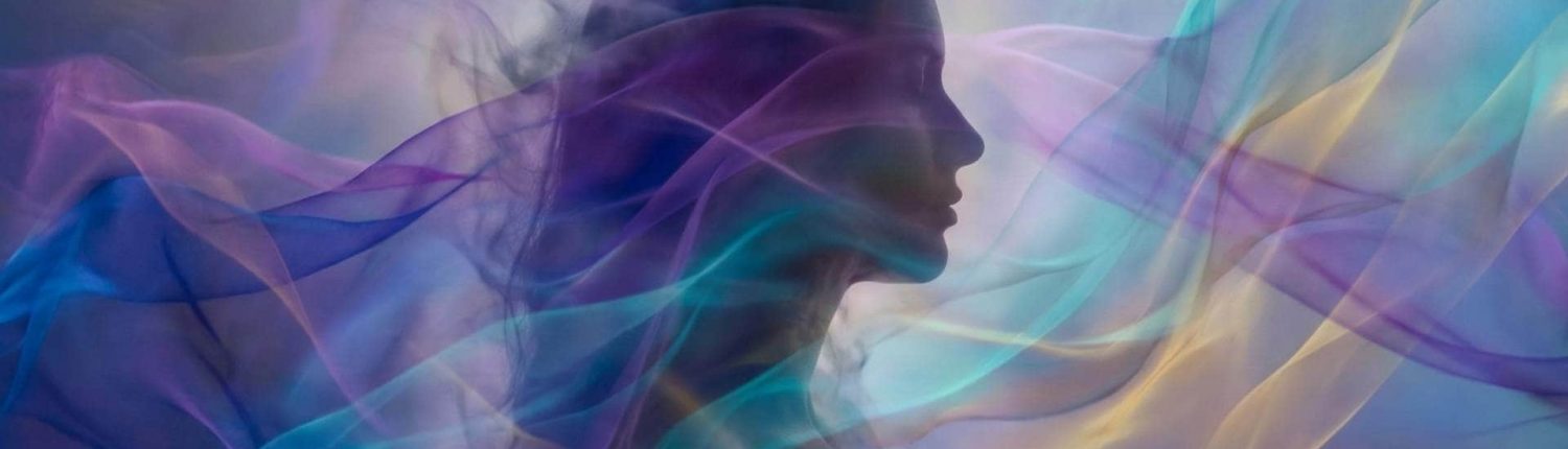 Silhouette de femme entourée de flux colorés symbolisant la vision des auras et les ressentis extrasensoriels.