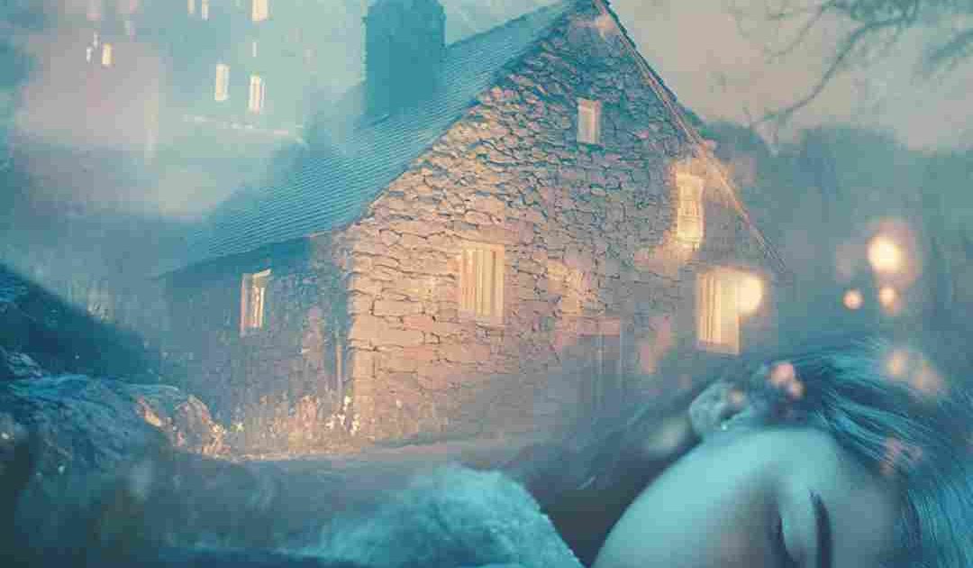 Une femme endormie devant une petite maison en pierre, baignée dans une ambiance rêveuse et mystérieuse. 