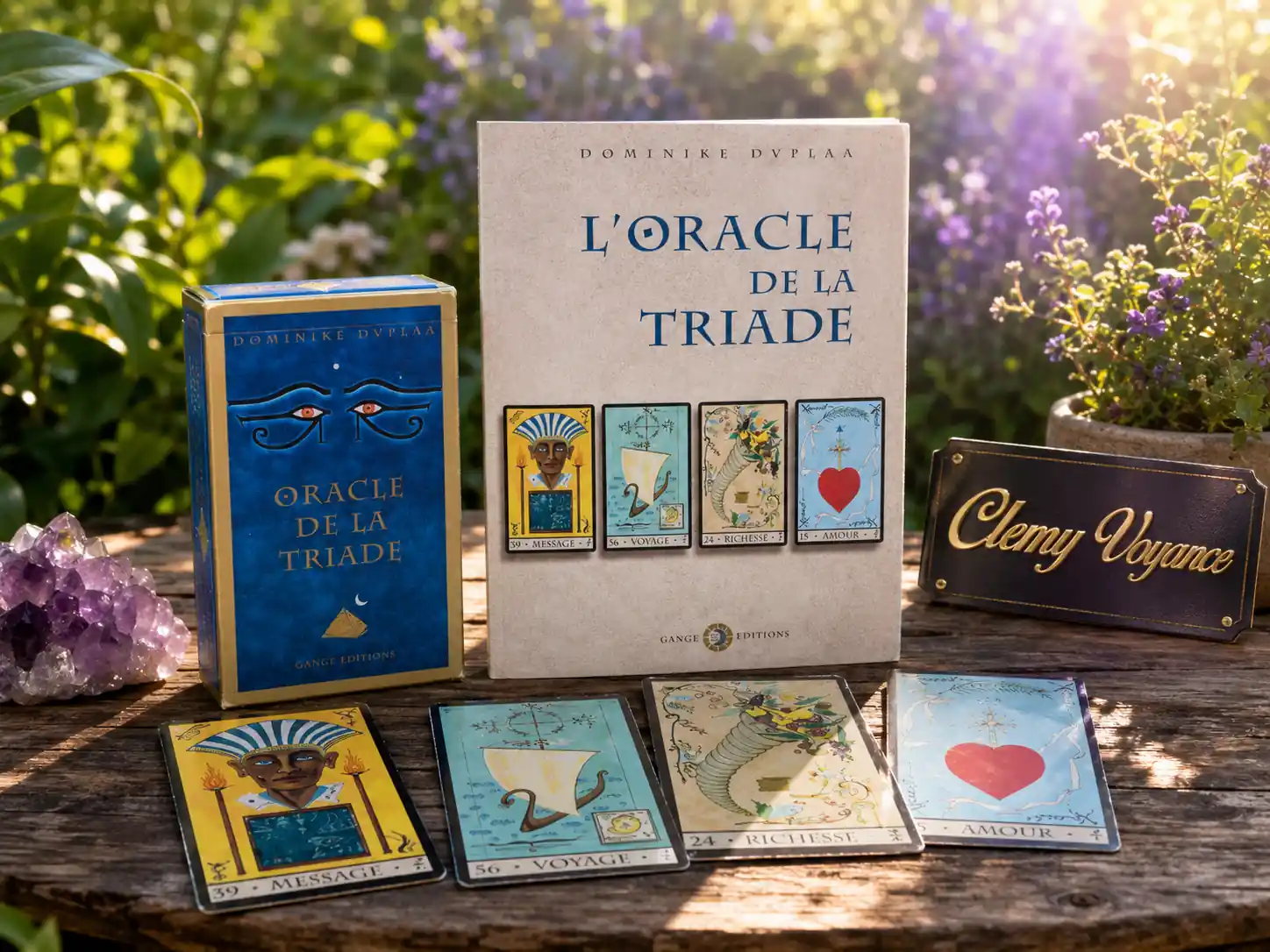 Cartes et boîte de l'Oracle de la Triade photographiées sur une table