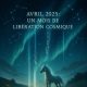 Cheval blanc sous un ciel étoilé avec constellations et chaînes brisées illuminées par des aurores boréales. Représentation cosmique de la libération karmique apportée par la fin des rétrogradations planétaires.
