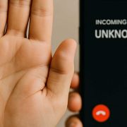 Une main qui indique qu'il ne faut pas répondre à l'appel commençant par 089