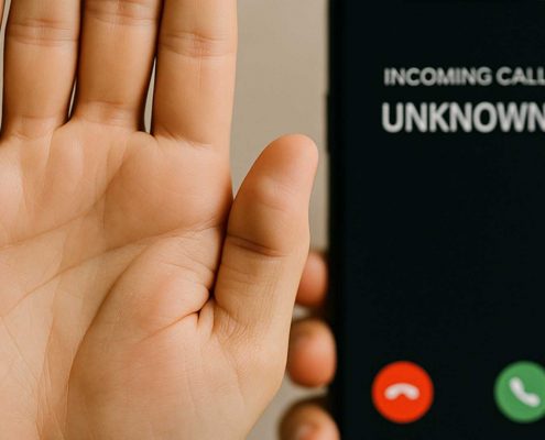 Une main qui indique qu'il ne faut pas répondre à l'appel commençant par 089