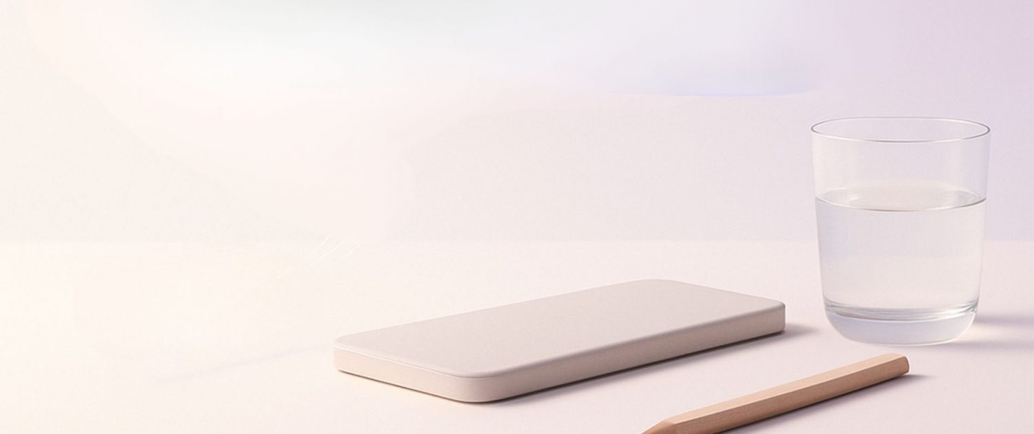 Téléphone posé à côté d'un verre d'eau dans une ambiance calme, visuel déjà présent sur le site