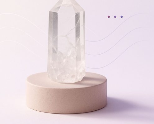 Cristal de roche posé sur un socle beige mat, entouré d’effets visuels doux évoquant la respiration consciente et le bien-être.