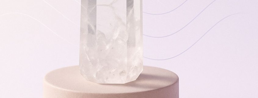 Cristal de roche posé sur un socle beige mat, entouré d’effets visuels doux évoquant la respiration consciente et le bien-être.